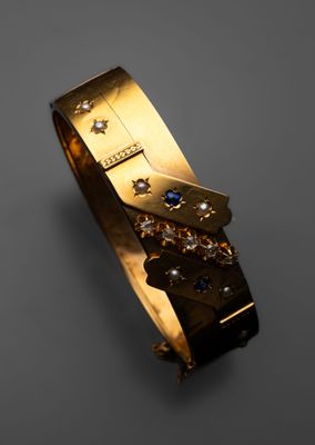 Gros plan sur un bracelet en or orné de diamants