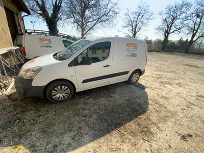 une petite camionnette blanche garée sur le bord de la route