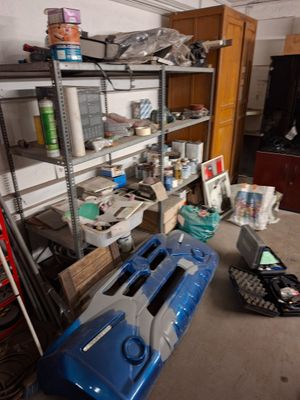 une pièce avec beaucoup d'objets sur les étagères