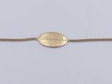 Gros plan sur un bracelet en or orné d'une pièce de monnaie