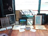 beaucoup de photos encadrées sur la table dans la pièce