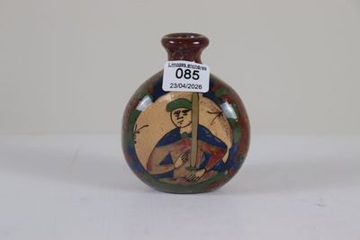 un petit vase sur lequel est représenté un homme