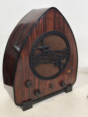 une vieille radio posée sur une table, à côté d'une télécommande