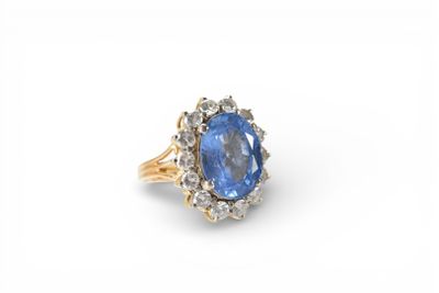 BAGUE fleur en or jaune 750 millièmes griffée d'un saphir ov…