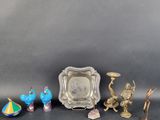 un ensemble de petites figurines en métal et un plateau en argent