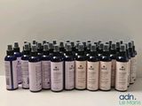 un gros plan sur un lot de bouteilles contenant un liquide posées sur une table