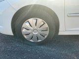 un gros plan sur le pneu d'une voiture sur la route