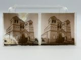 deux vieilles photos d'un bâtiment sur lequel se trouve une horloge