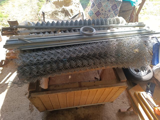 3 rouleaux de grillage neufs, un entamé, stock de piquets de piqu...