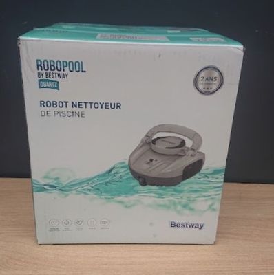 L'emballage du robot nettoyeur est posé sur la table.