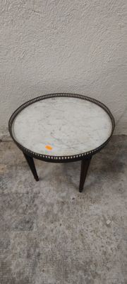 une petite table avec un plateau en marbre