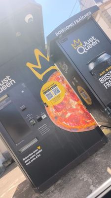 deux distributeurs automatiques au bord de la route