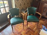 two chairs that are sitting in a room