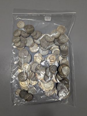 un sac rempli de pièces d'argent posé sur une table