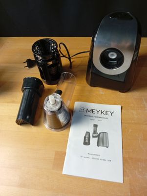 une cafetière posée sur une table, accompagnée d'un mode d'emploi pour préparer du café
