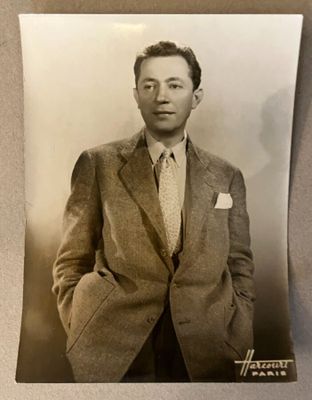 une photo en noir et blanc d'un homme en costume-cravate