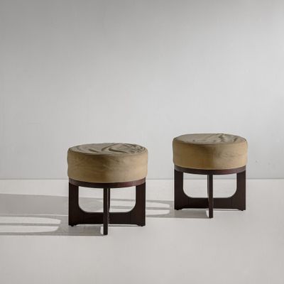 une paire de tabourets avec des pieds en bois et une assise rembourrée beige