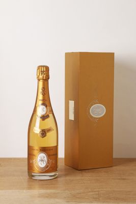 la bouteille de champagne est à côté de la boîte sur la table