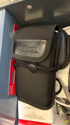 une coque de téléphone portable fixée à l'arrière d'un bus