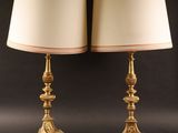 paire de lampes de table anciennes en laiton avec des abat-jours couleur crème