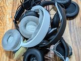 une pile de casques posés par terre