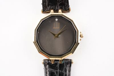une image d'un gros plan d'une montre-bracelet sur une surface blanche