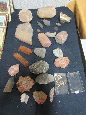une table sur laquelle sont posés des cailloux et divers autres objets
