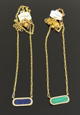 une paire de boucles d'oreilles en lariage d'or et de lapis-lazuli