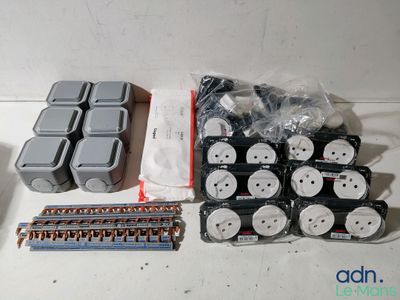 de nombreux types différents de fils électriques et de prises sur la table