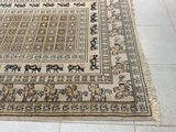 un tapis posé au sol et orné d'un motif