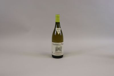 une bouteille de vin posée sur une table