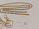 un gros plan sur un collier en or et une paire de boucles d'oreilles