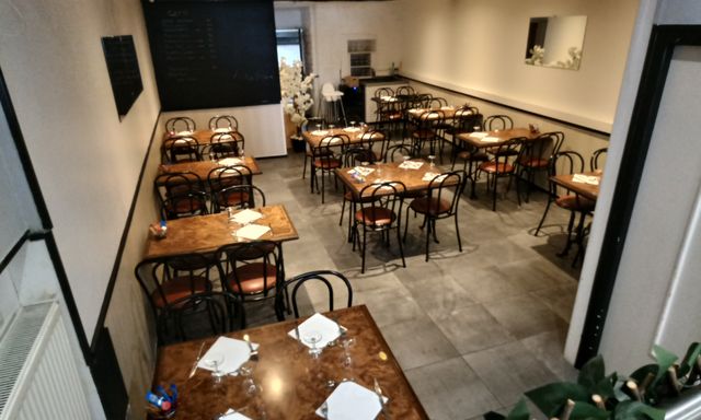 12 tables restaurants et 42 chaises 