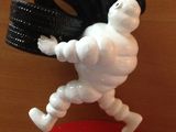 une figurine représentant un homme sur une planche de surf