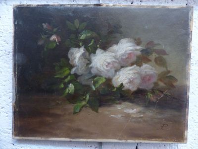 un tableau représentant des roses blanches posées sur une table près d'un mur