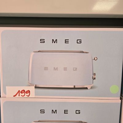deux grille-pain Smeg empilés l'un sur l'autre