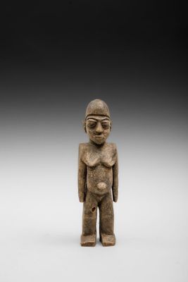 une petite figurine représentant un homme coiffé d'un chapeau