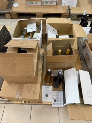 de nombreuses caisses de vin posées par terre dans un magasin