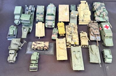 de nombreux véhicules militaires disposés sur une table