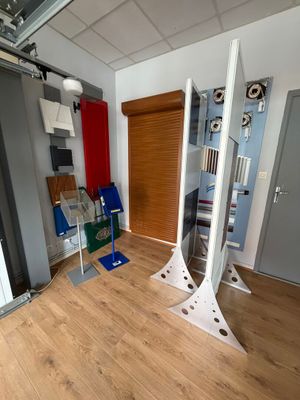 une pièce avec une porte et une chaise à l'intérieur