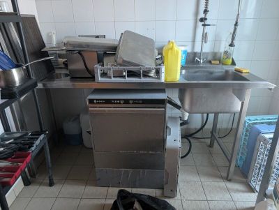 une photo d'une cuisine très encombrée