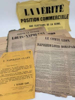 plusieurs vieux journaux empilés les uns sur les autres sur une table