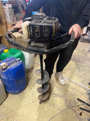 un homme qui tient une petite machine entre ses mains