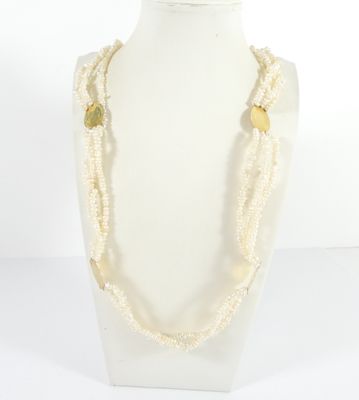un gros plan d'un collier blanc sur un mannequin