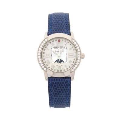gros plan d'une montre-bracelet sur fond blanc