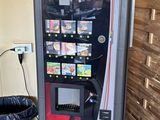 un distributeur automatique posé à même le sol