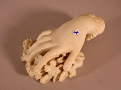 une figurine représentant une main sur laquelle est dessiné un cœur bleu
