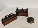 trois types différents d'appareils mécaniques posés sur une table