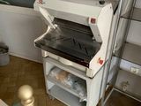 une machine qui se trouve dans une pièce à côté d'un escalier