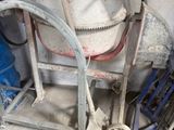 la photo d'une machine qui se trouve dans un garage